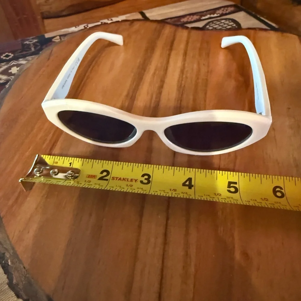 White prada sunglasses with silver detailing - Picture 4 of 6